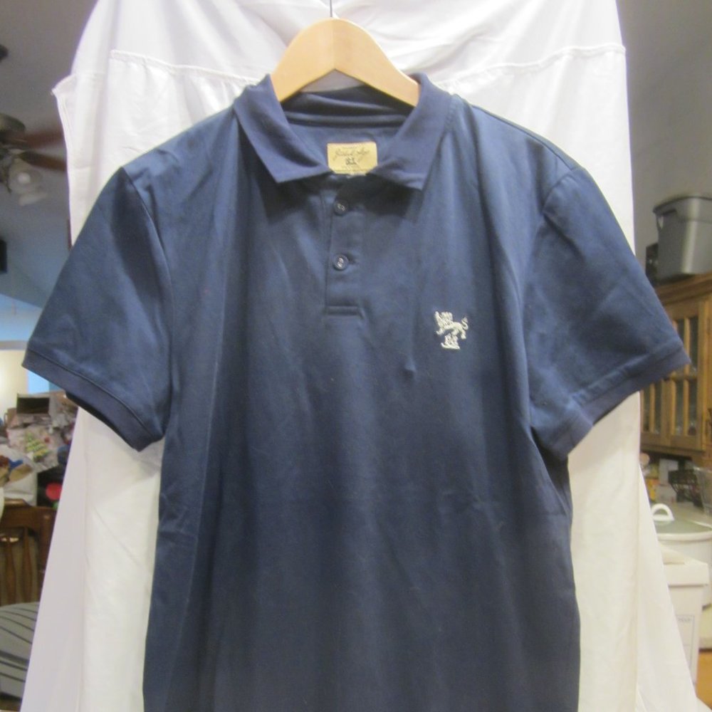 GILDED AGE NY, POLO SHIRT, W/LIONS CREST, COLLAR, SHORT SLEEVES, MENS MEDIUM